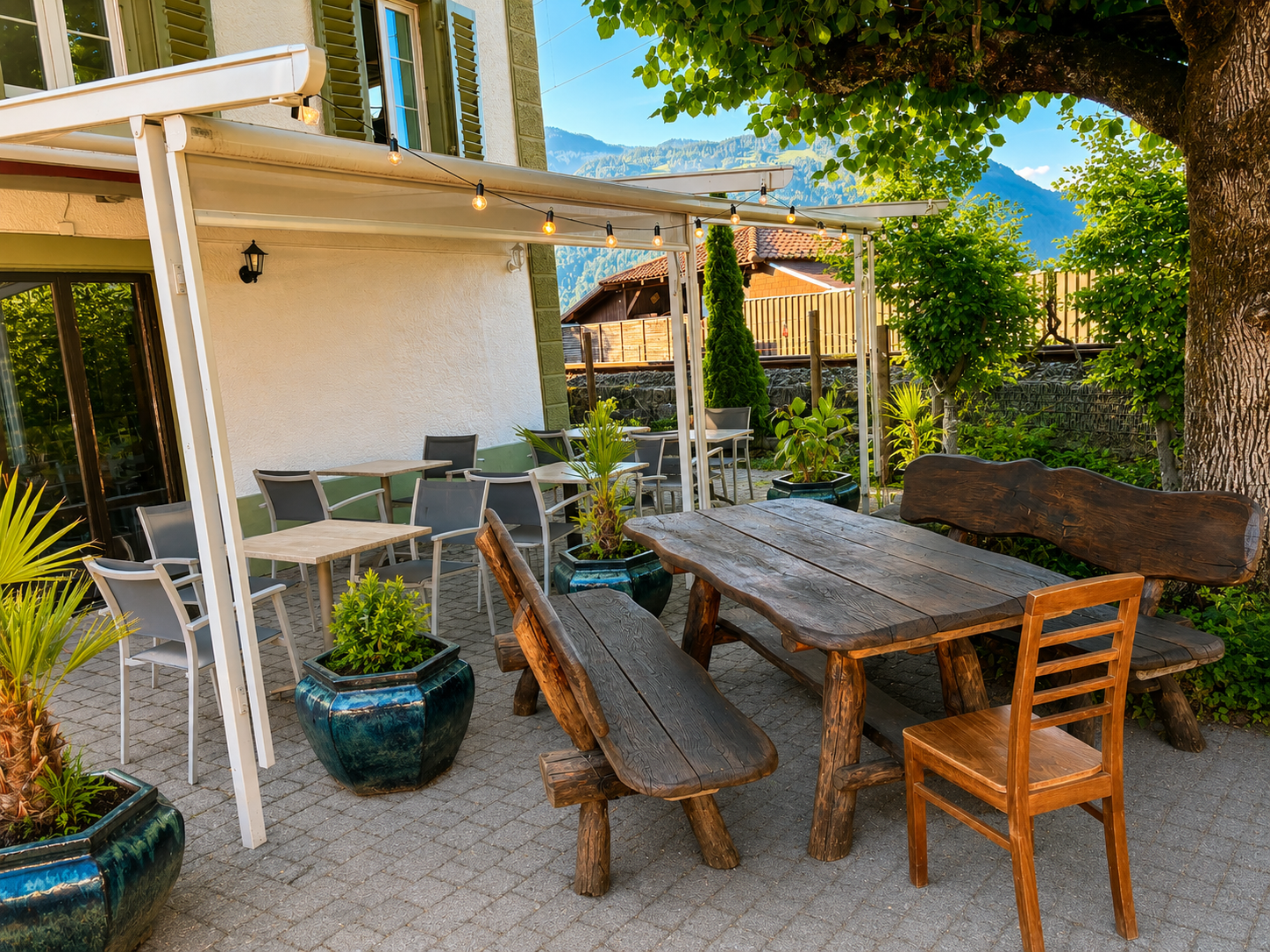 Sitzplätze unter der Pergola — See Café Därligen