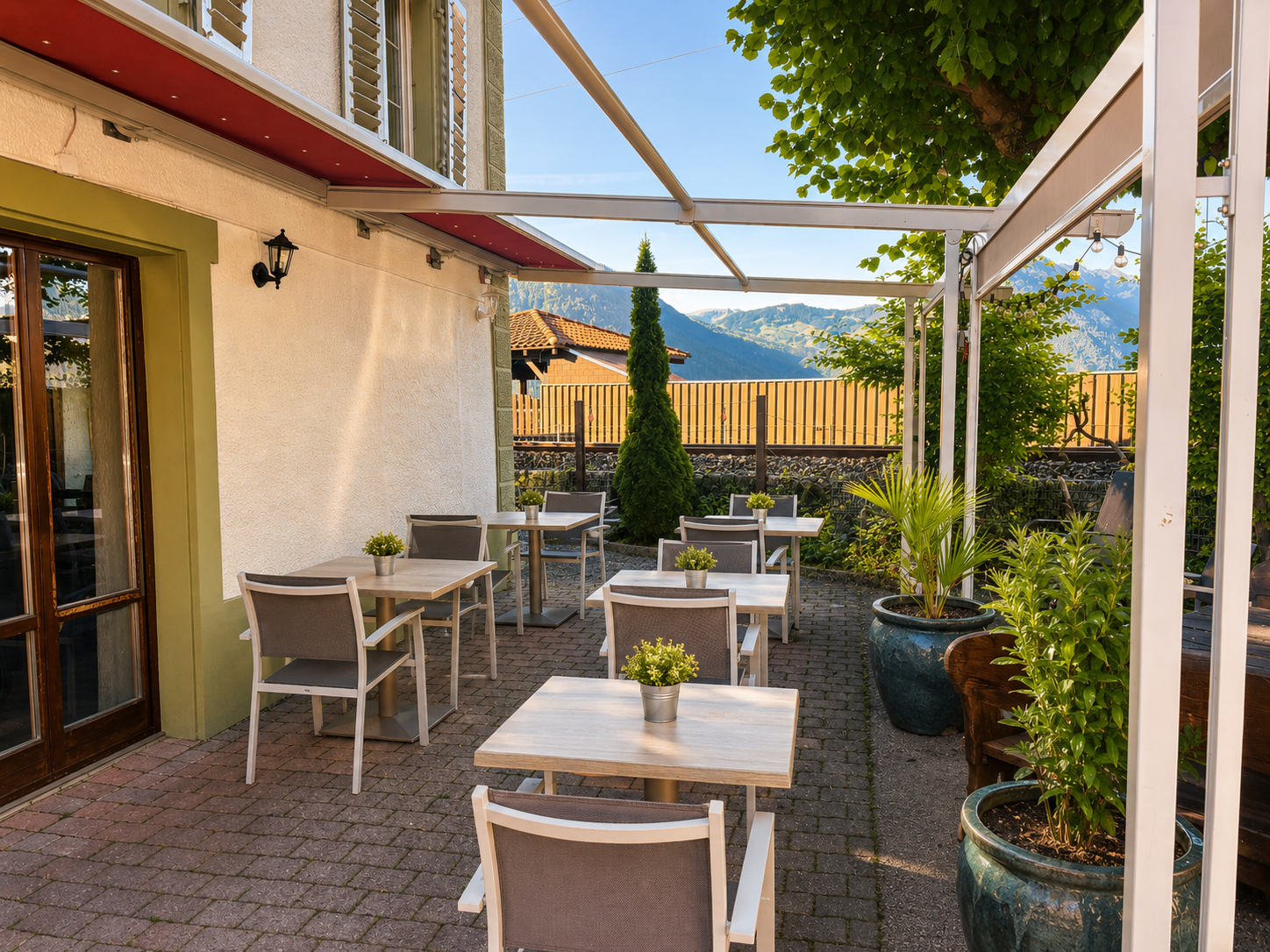 Vista sul lago di Thun dal caffè